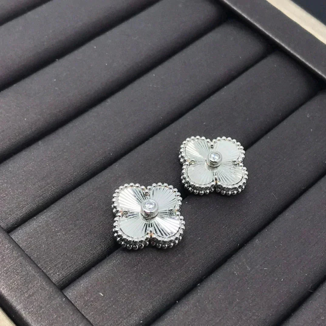 ¡®Timi¡¯CLOVER MINI 9.5MM LASER EARRINGS
