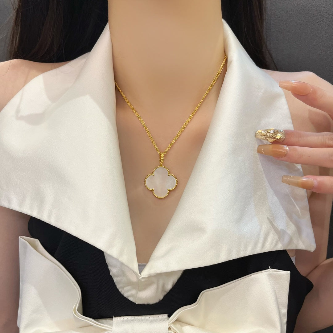 TimiCLOVER 25MM MOP LARGE PENDANT NECKLACE