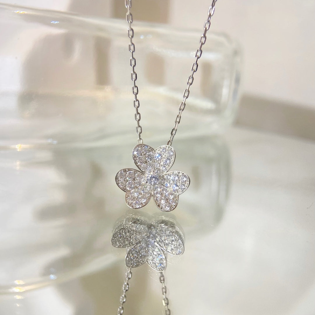 TimiFLOWER DIAMOND NECKLACE