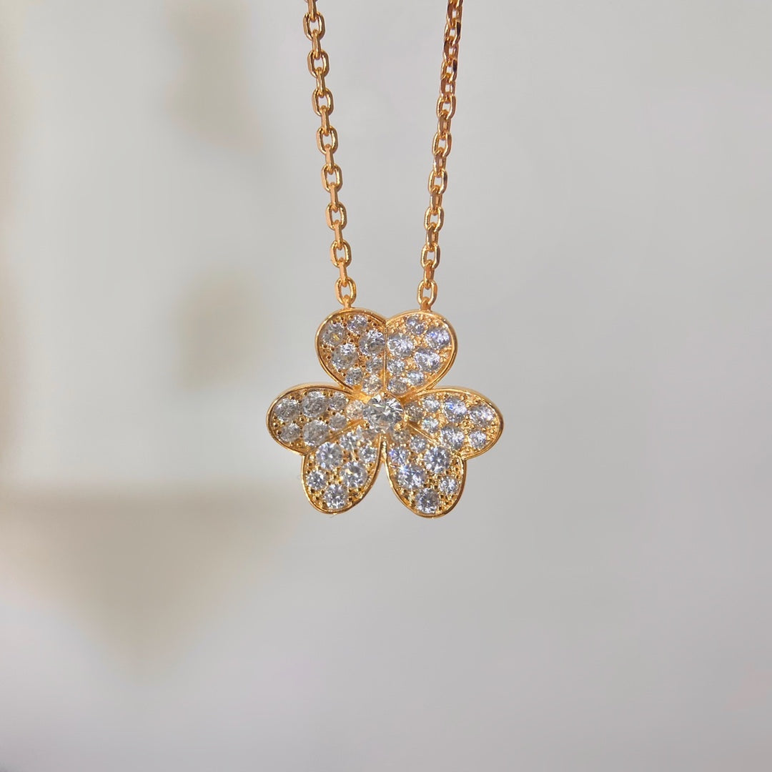 TimiFLOWER DIAMOND NECKLACE