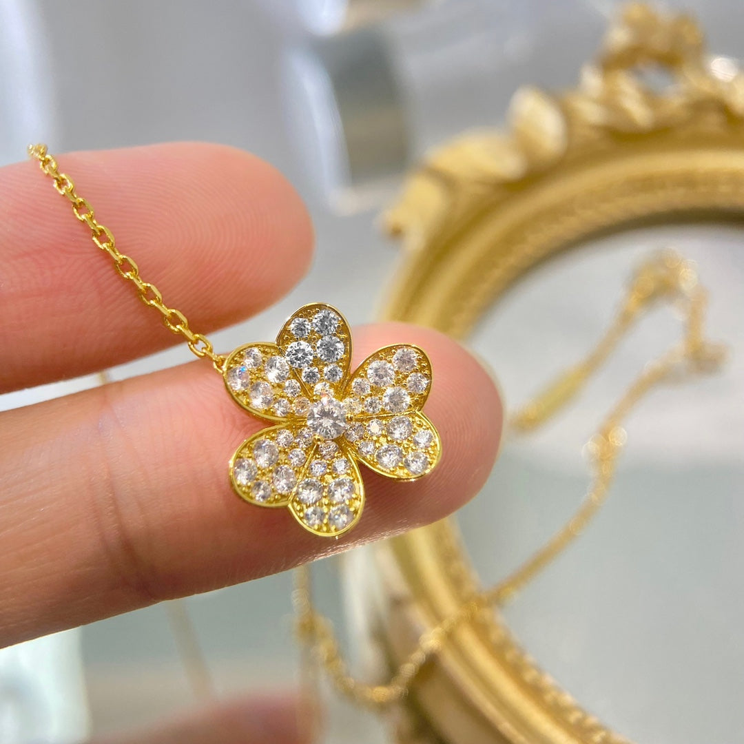 TimiFLOWER DIAMOND NECKLACE
