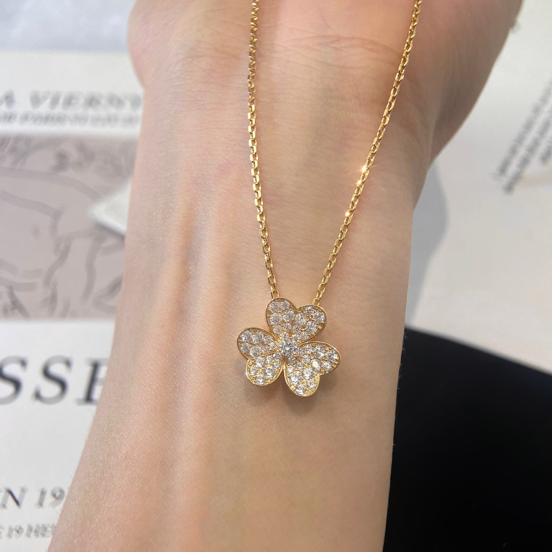 TimiFLOWER DIAMOND NECKLACE