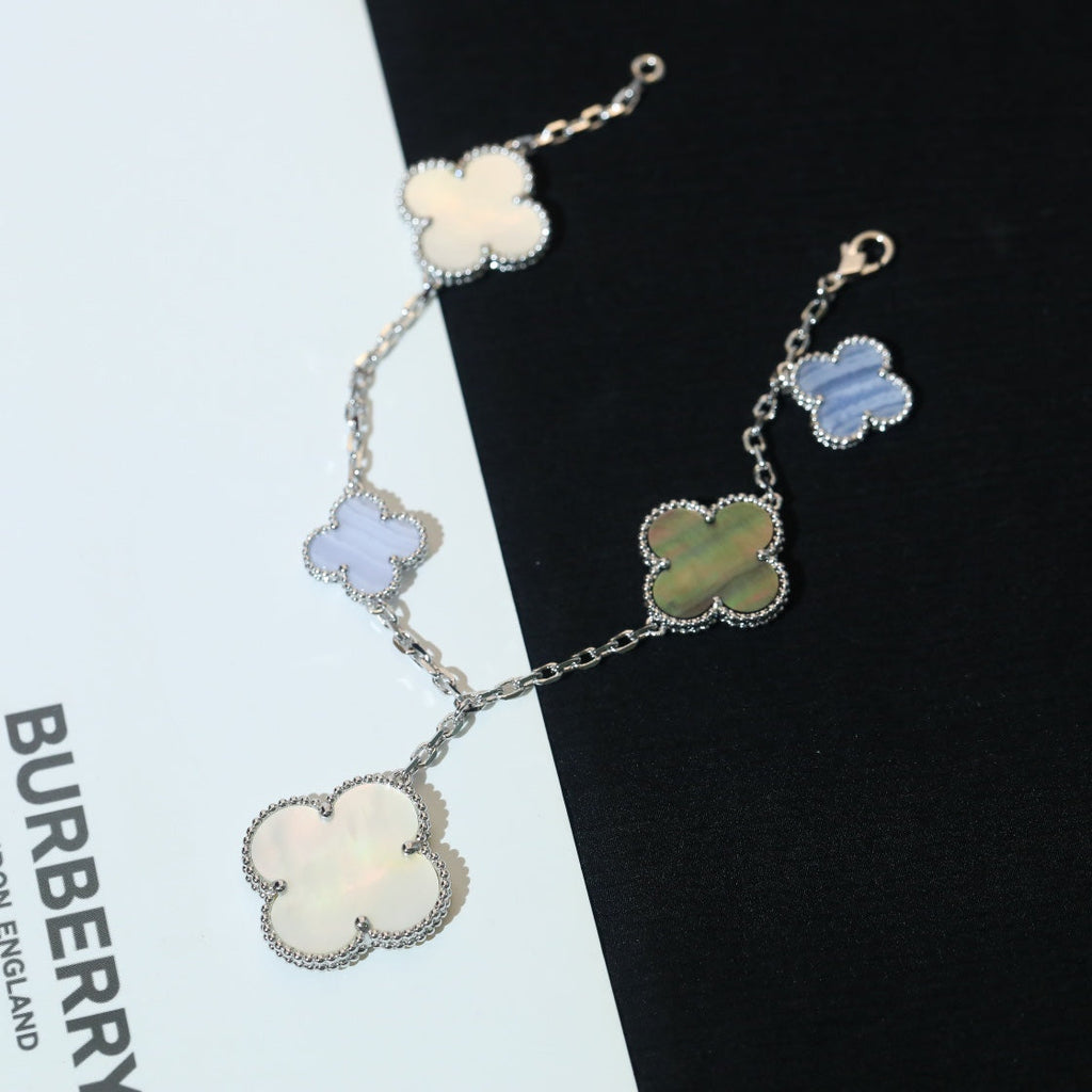 ¡®Timi¡¯CLOVER BRACELET 5 MOTIFS MOP CHALCEDONY SILVER