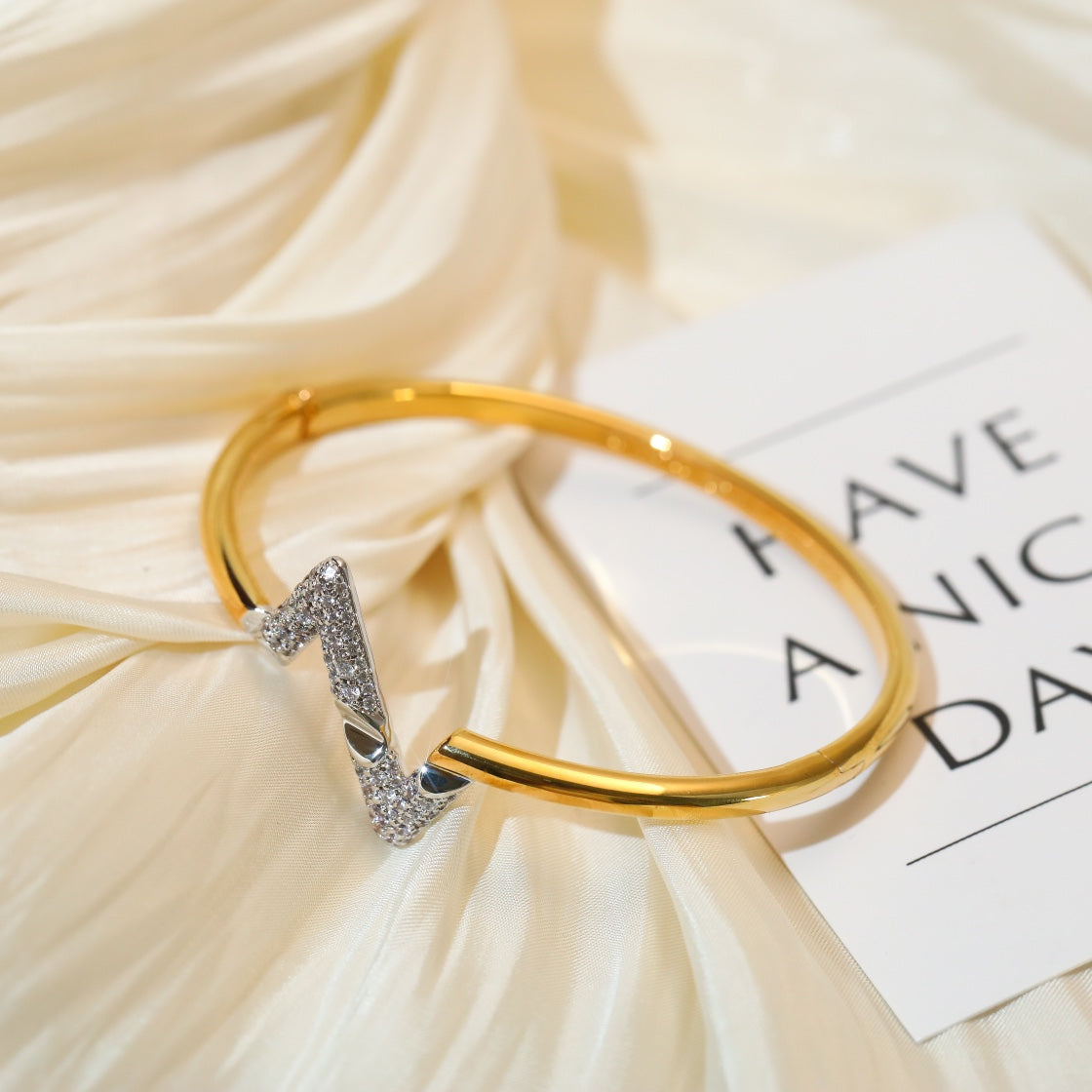 TimiVOLTE UPSITE DOWN GOLD DIAMOND BRACELET