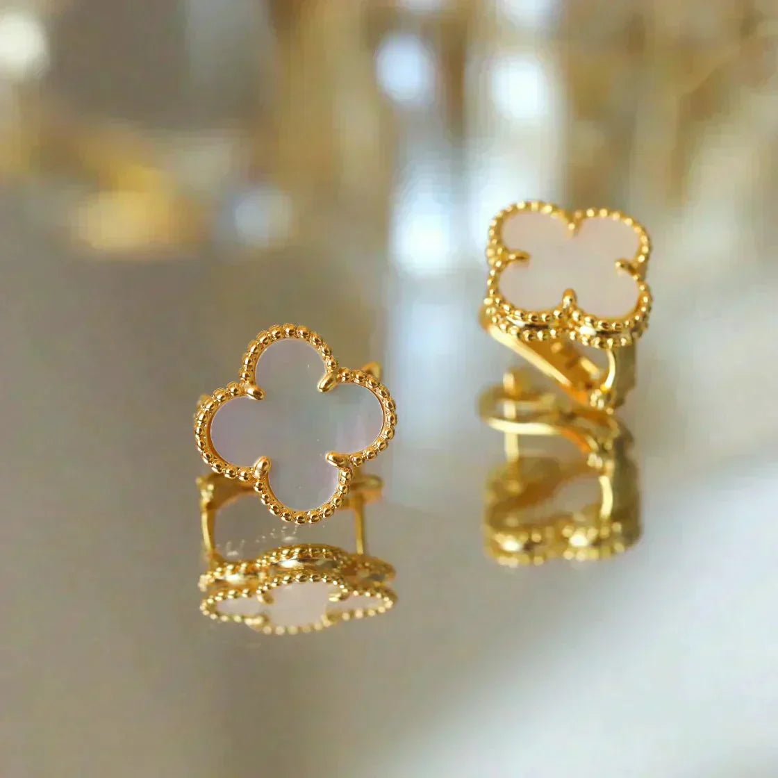 ¡®Timi¡¯CLOVER MEDIUM 1 MOTIFS  WHITE MOP STUD EARRINGS
