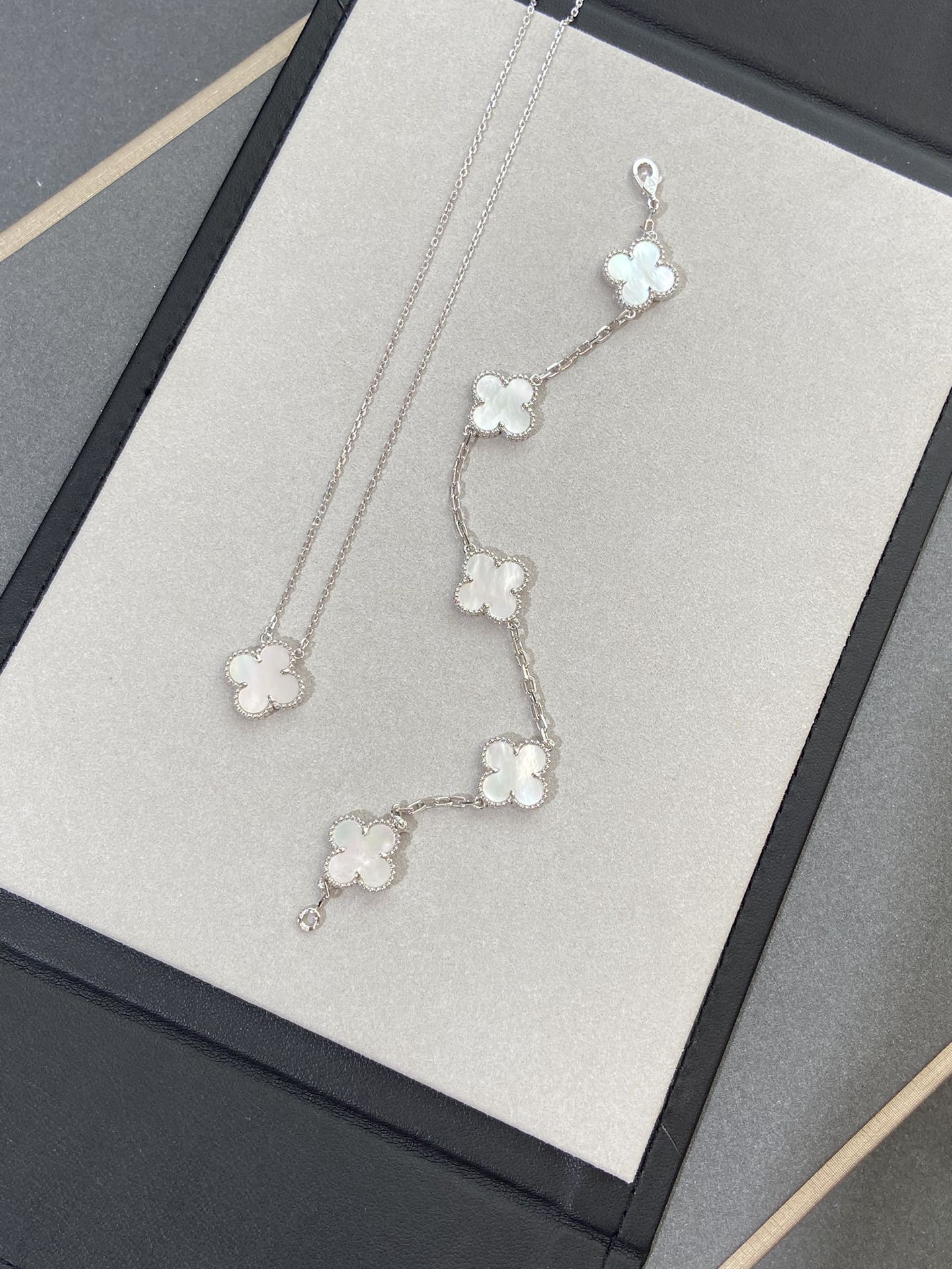 [Timi]New CLOVER WHITE PEARL MOP 5 MOTIF BRACELET COLLECTION