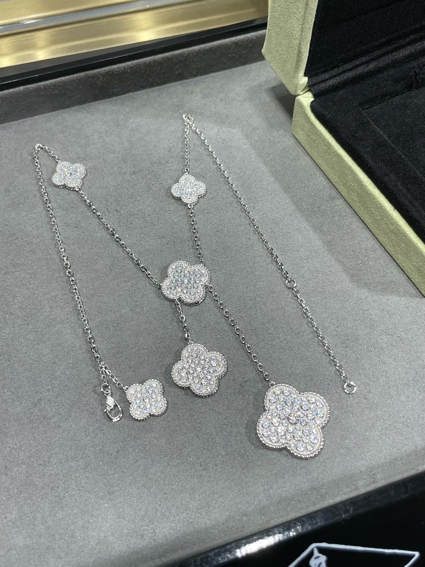¡®Timi¡¯CLOVER 6 MOTIF DIAMOND PAVED NECKLACE