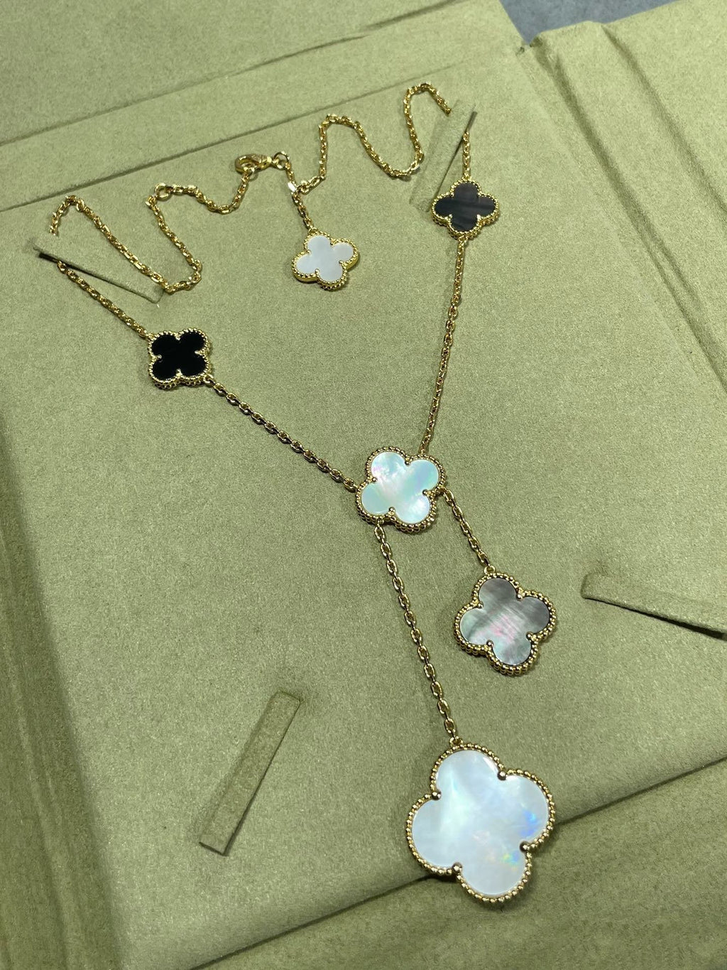 TimiCLOVER 6 MOTIF MOP ONYX GOLD NECKLACE