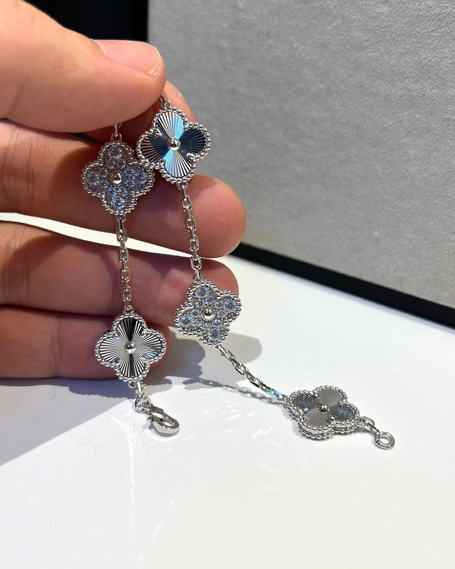 [Timi] CLOVER 5 MOTIF LASER BRACELET COLLECTION
