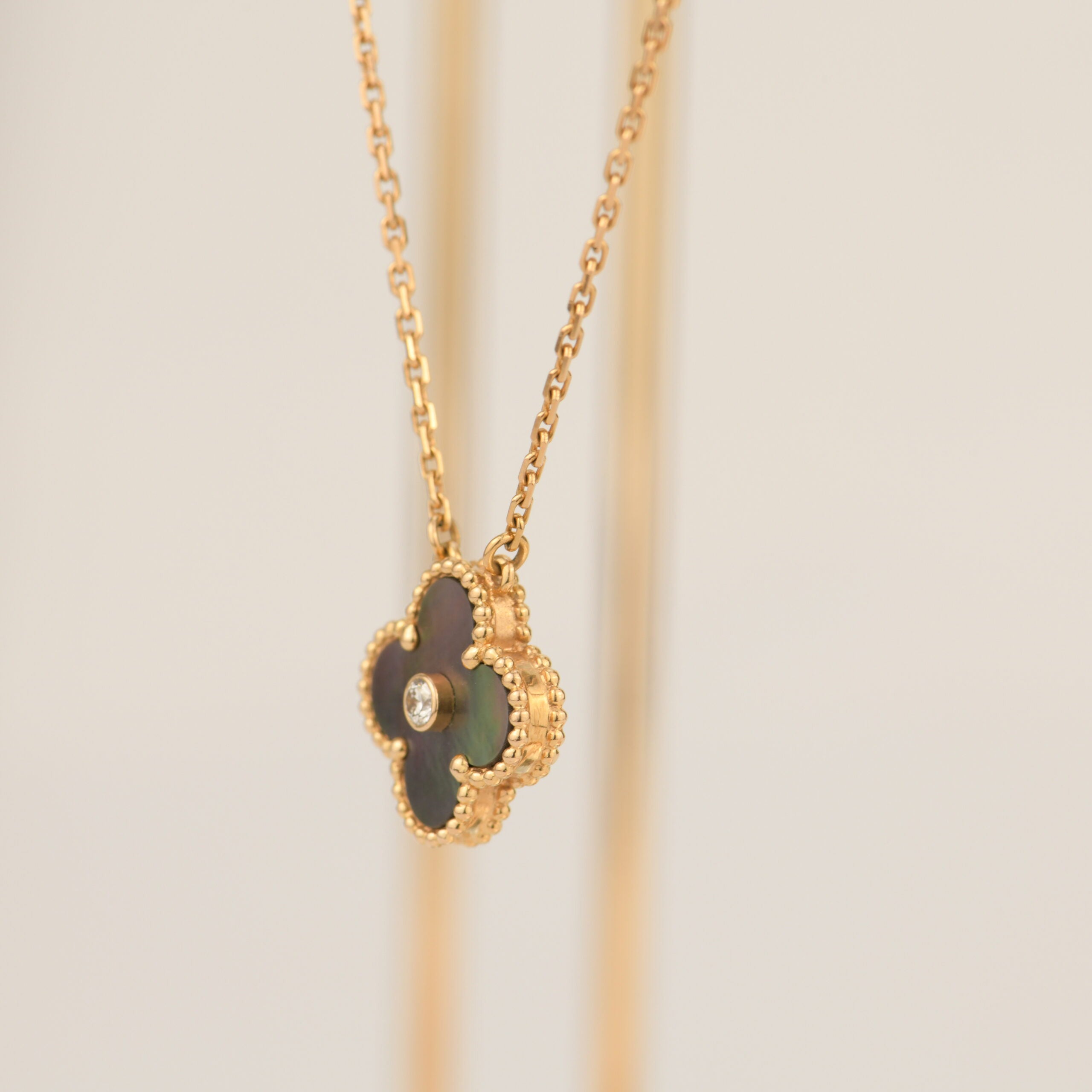 TimiCLOVER 15MM DIAMOND AND MOTHER-OF-GREY NECKLACE