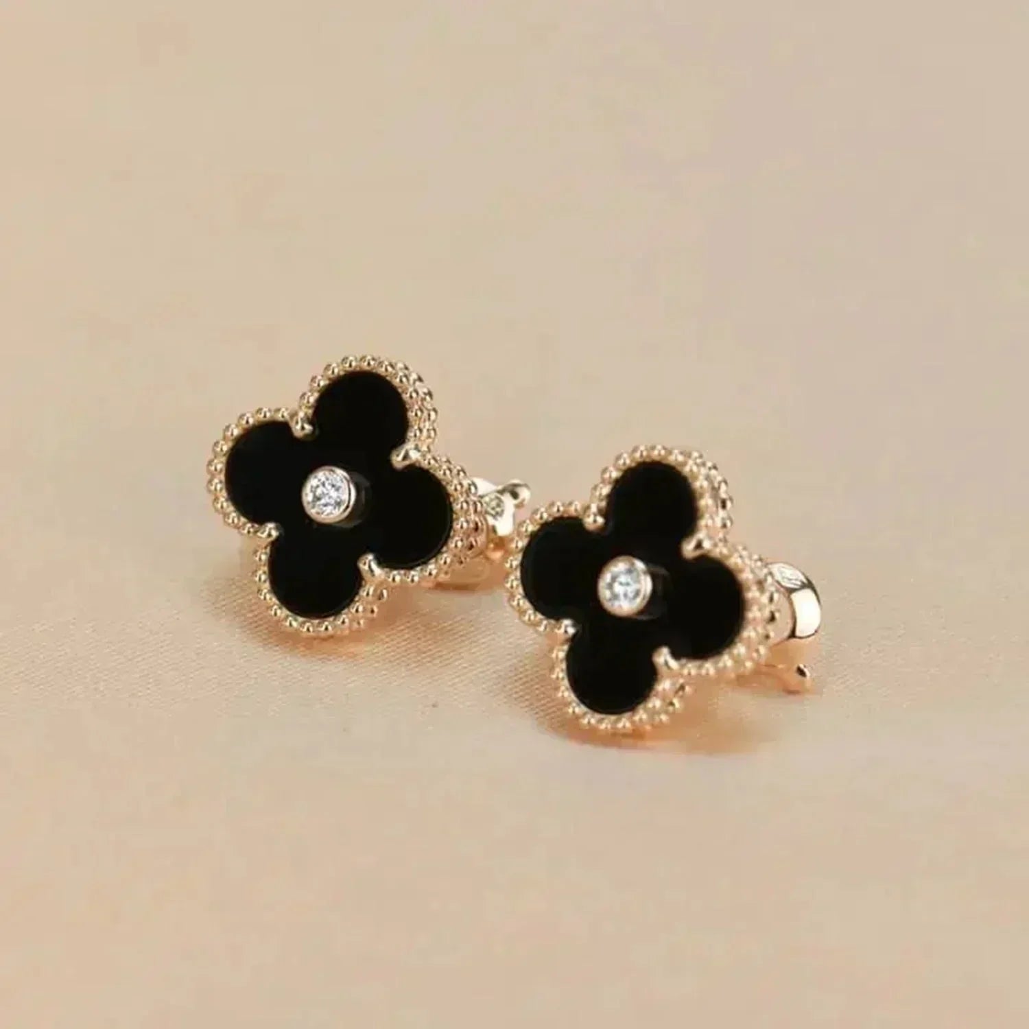 ¡®Timi¡¯CLOVER MEDIUM 1 MOTIFS ONYX DIAMOND EARRINGS