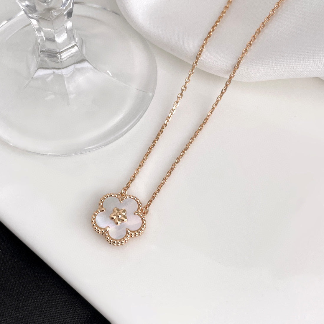 ¡®Timi¡¯LUCKY  WHITE MOP  PLUM BLOSSOM NECKLACE