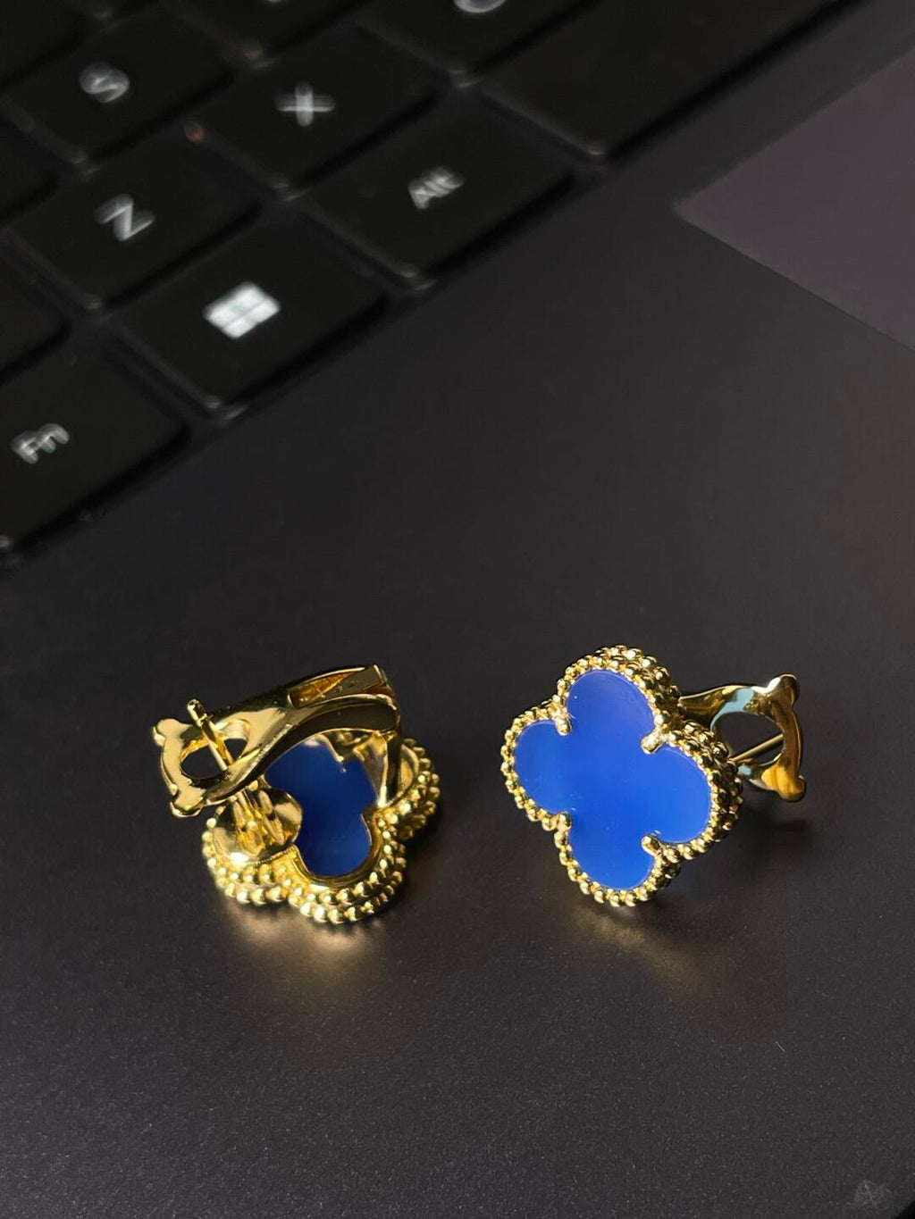 [Timi] CLOVER LARGE (20mm) 1 MOTIFS BLUE MOP STUD EARRINGS