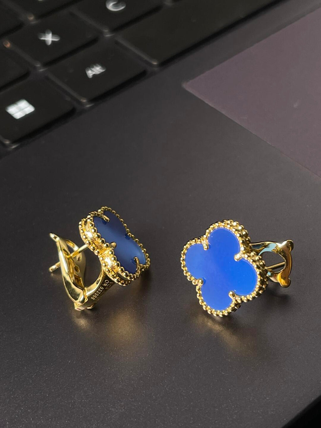 [Timi] CLOVER LARGE (20mm) 1 MOTIFS BLUE MOP STUD EARRINGS