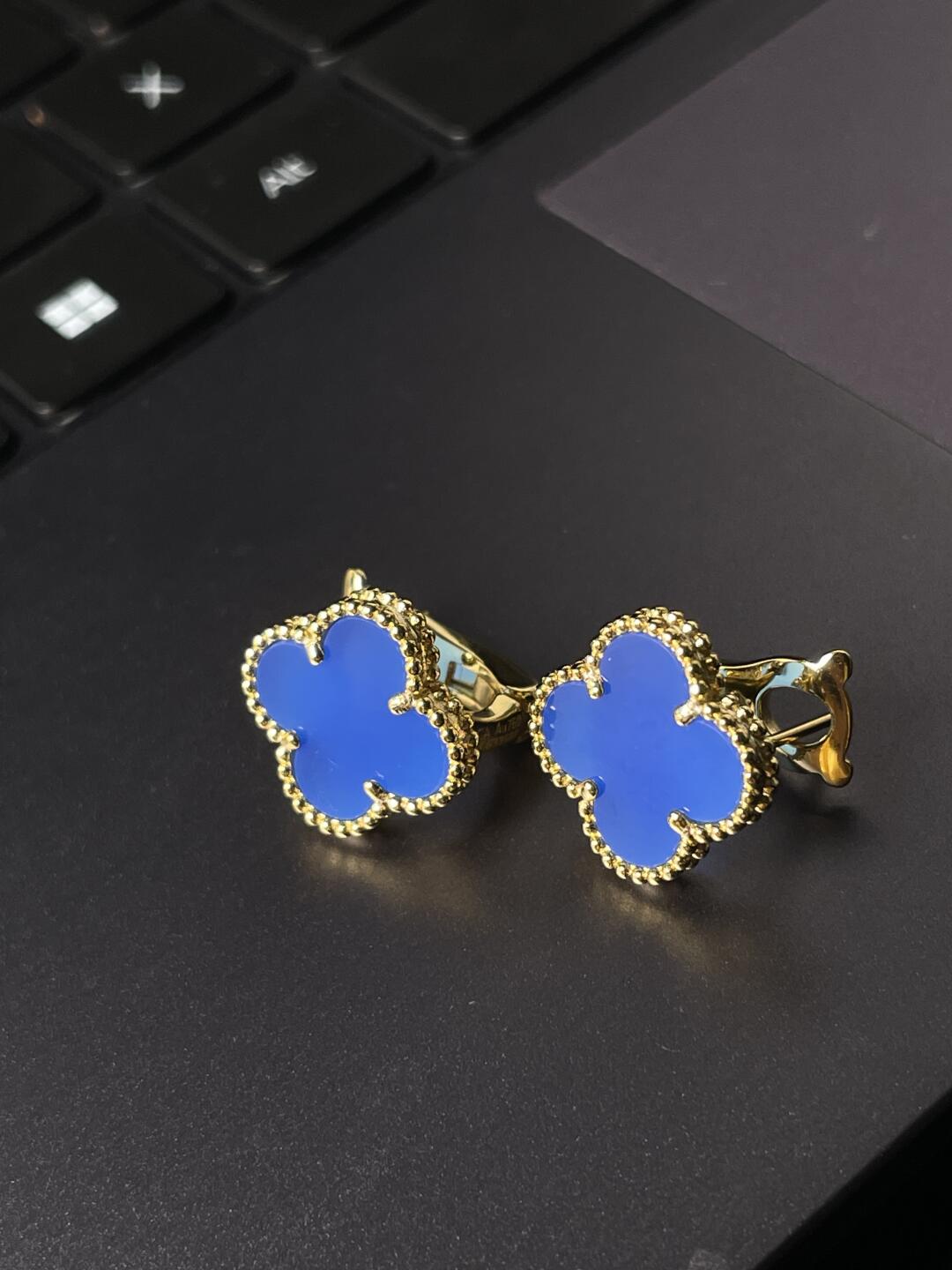 [Timi] CLOVER LARGE (20mm) 1 MOTIFS BLUE MOP STUD EARRINGS