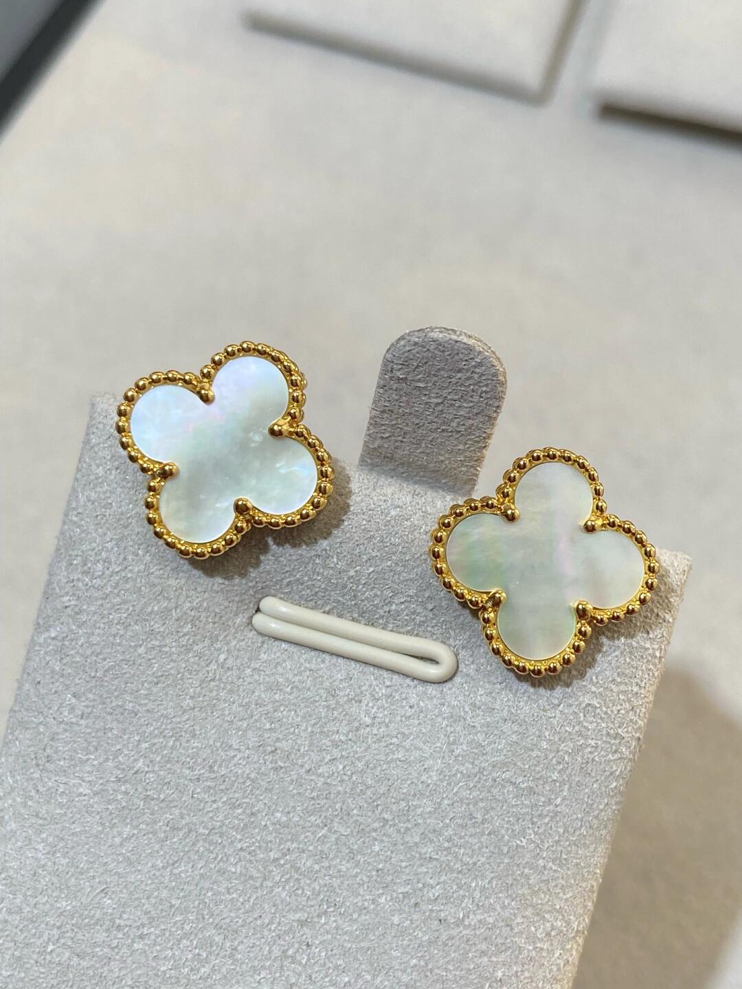 [Timi] CLOVER LARGE (20mm) 1 MOTIFS WHITE MOP STUD EARRINGS