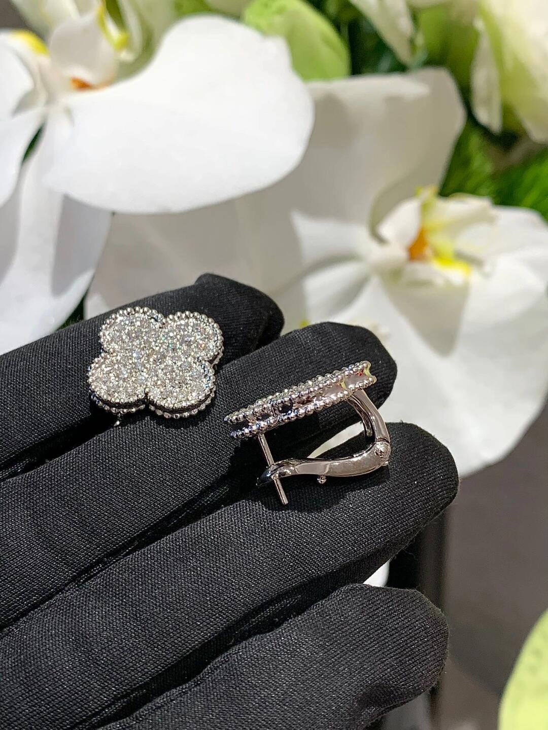 [Timi]CLOVER 20MM MOTIFS DIAMOND STUD EARRINGS SILVER