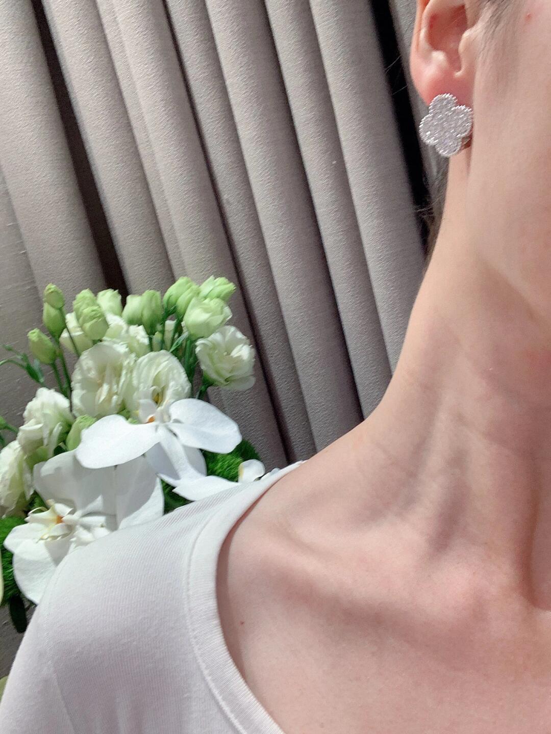 [Timi]CLOVER 20MM MOTIFS DIAMOND STUD EARRINGS SILVER