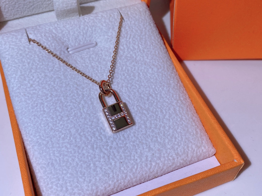 TimiHM ADVANCED NICHE LOCK HEAD NECKLACE DIAMONDS