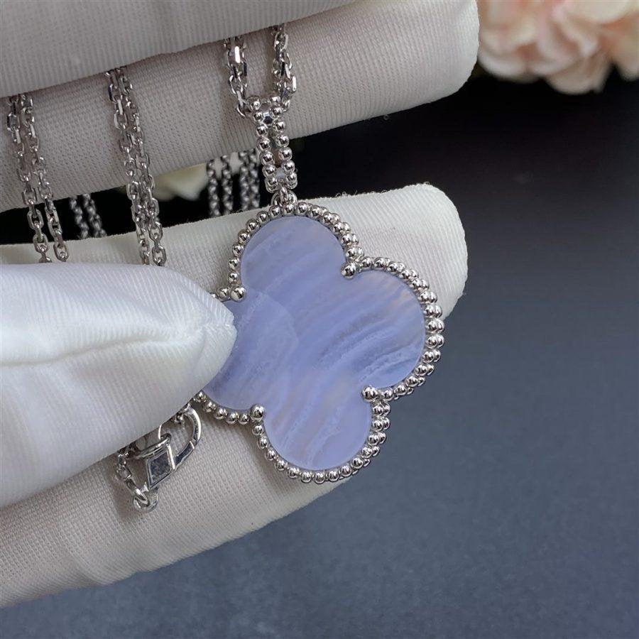 TimiCLOVER SILVER CHALCEDONY BIG CLOVER NECKLACE
