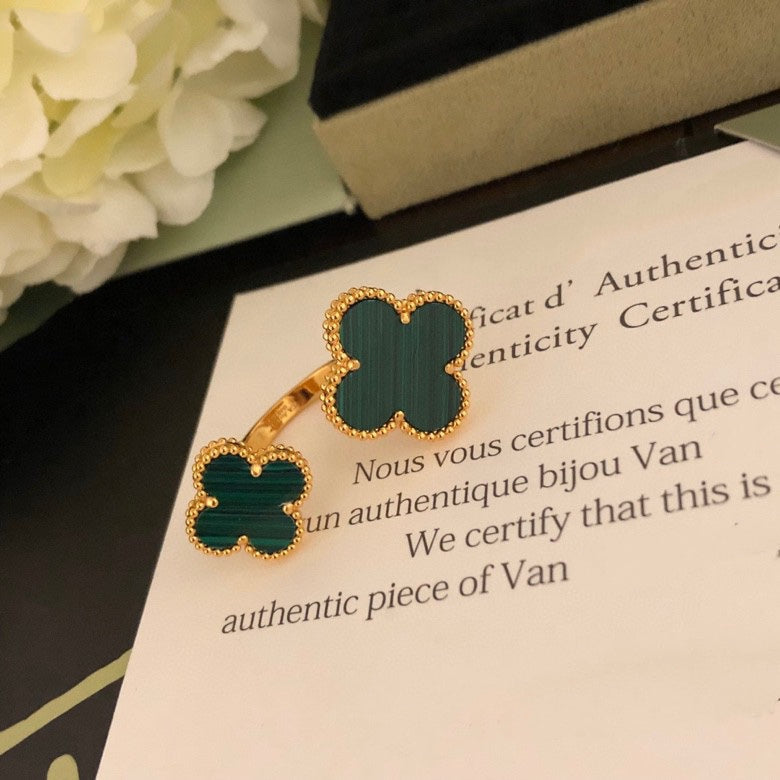 ¡®Timi¡¯CLOVER BETWEEN THE FINGER RING