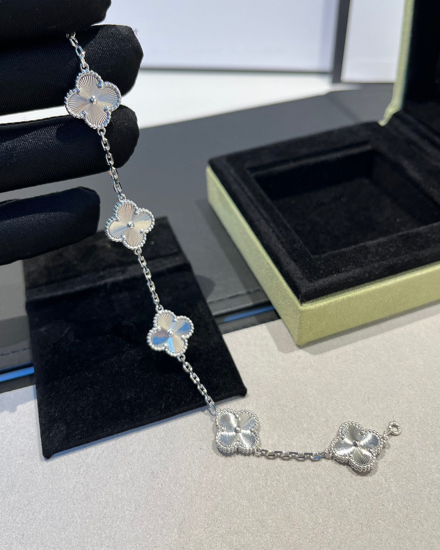 [Timi] CLOVER 5 MOTIF LASER BRACELET COLLECTION